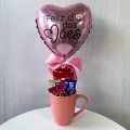 Caneca Rosa com chocolates e balo personalizado